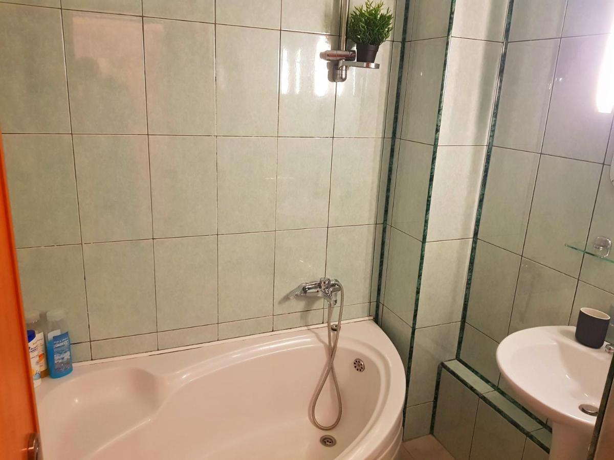 Apartment With Amazing View Near Old Town Boekarest Buitenkant foto